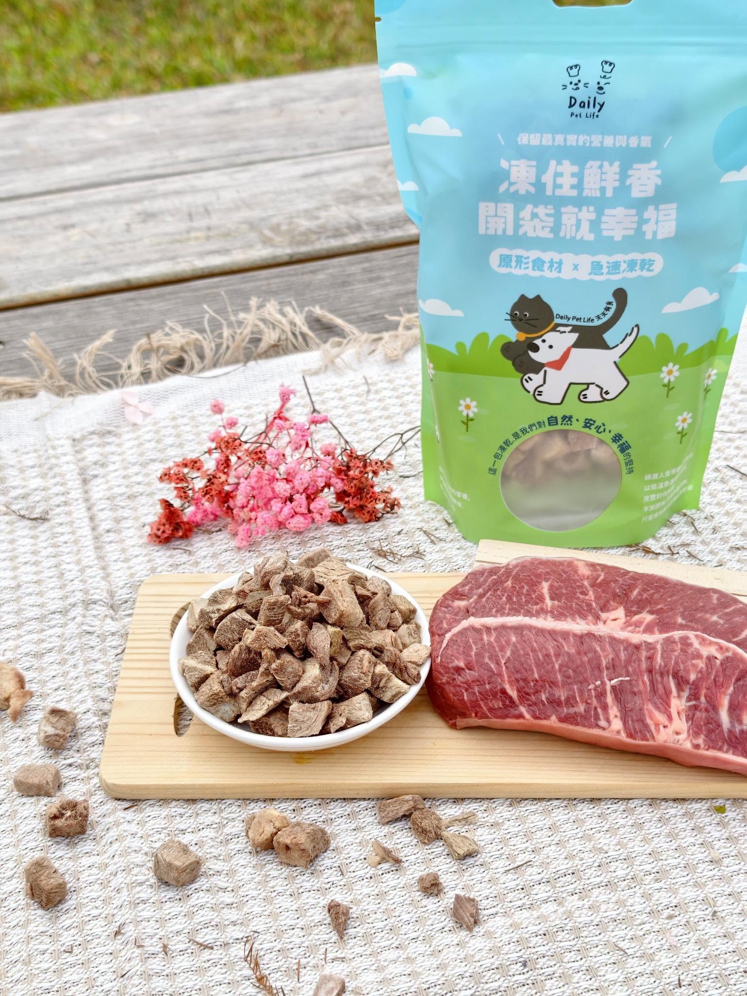 狗狗在木地板